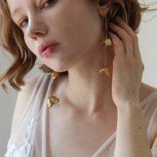 画像をギャラリービューアに読み込む, USAビンテージなフラワーパーツにゴールドデザイン ウエディングイヤリングwedding 【コクリコタッセル】