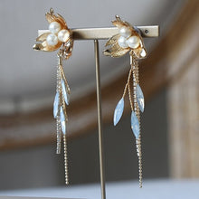 画像をギャラリービューアに読み込む, スワロ揺れる ビンテージなフラワーパーツとコットンパールのウエディングイヤリングwedding 【コーデリアsc】