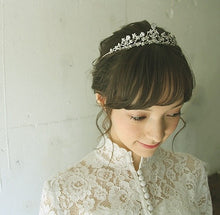 画像をギャラリービューアに読み込む, ティアラ ブライダル ウエディングティアラ ウエディングアクセサリーとsetも有ります 【蔓草とお花ティアラ】