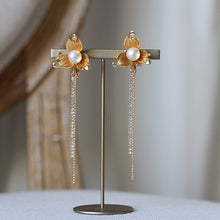 画像をギャラリービューアに読み込む, 揺れるゴールド ビンテージなフラワーパーツとコットンパール ウエディングイヤリングwedding 【コーデリアB】