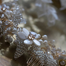 画像をギャラリービューアに読み込む, ブライダル ウェディング 花とビーズビシューのウエディング ヘッドアクセ和装、成人式の髪飾りヘッドドレスに【ロベルタ】