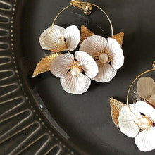 画像をギャラリービューアに読み込む, 大振りなフラワーモチーフが印象的 ウエディングイヤリングwedding 【クレアイヤリング】