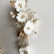 画像をギャラリービューアに読み込む, ホワイトフラワーがキャスケードブーケのような ウエディングイヤリングwedding 【キャスケ−ドイヤリング】