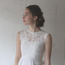画像をギャラリービューアに読み込む, クラシカルで華やか レティチェレースのフレンチスリーブボレロ くるみボタン仕上げ【レティチェラフレンチボレロ】