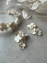 画像をギャラリービューアに読み込む, マットなクレイのお花モチーフが肌写りGood ウエディングピアスwedding 【ブランシュピアス】