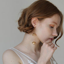 画像をギャラリービューアに読み込む, USAビンテージなフラワーパーツに旬のウェーブデザイン ウエディングイヤリングwedding 【コクリコウェーブ】