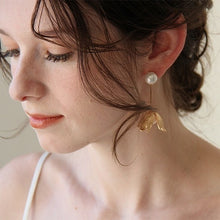 画像をギャラリービューアに読み込む, スワロ揺れる ビンテージなフラワーパーツとコットンパールのウエディングイヤリングwedding 【コーデリアsc】