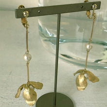 画像をギャラリービューアに読み込む, USAビンテージな揺れるフラワーパーツ とコットンパールの ウエディングイヤリングwedding 【コクリコ】