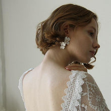 画像をギャラリービューアに読み込む, マットなクレイのお花モチーフが肌写りGood ウエディングピアスwedding 【ブランシュピアス】