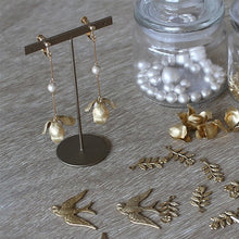 画像をギャラリービューアに読み込む, USAビンテージなフラワーパーツに旬のウェーブデザイン ウエディングイヤリングwedding 【コクリコウェーブ】