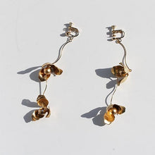 画像をギャラリービューアに読み込む, USAビンテージなフラワーパーツに旬のウェーブデザイン ウエディングイヤリングwedding 【コクリコウェーブ】