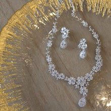 画像をギャラリービューアに読み込む, キラキラ美しいウエディングアクセサリー ブライダル ピアス/イヤリング品質良い【フルールブーケ 単品】