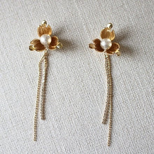 画像をギャラリービューアに読み込む, スワロ揺れる ビンテージなフラワーパーツとコットンパールのウエディングイヤリングwedding 【コーデリアsc】