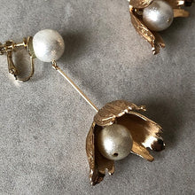 画像をギャラリービューアに読み込む, 揺れるゴールド ビンテージなフラワーパーツとコットンパール ウエディングイヤリングwedding 【コーデリアB】