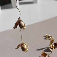 画像をギャラリービューアに読み込む, USAビンテージなフラワーパーツに旬のウェーブデザイン ウエディングイヤリングwedding 【コクリコウェーブ】