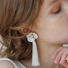画像をギャラリービューアに読み込む, マットなクレイのお花モチーフが肌写りGood ウエディングピアスwedding 【ブランシュピアス】