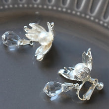 画像をギャラリービューアに読み込む, ホワイトフラワーがキャスケードブーケのような ウエディングイヤリングwedding 【キャスケ−ドイヤリング】