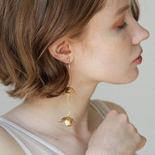 画像をギャラリービューアに読み込む, USAビンテージなフラワーパーツにゴールドデザイン ウエディングイヤリングwedding 【コクリコタッセル】