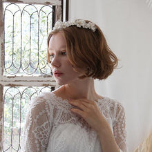 画像をギャラリービューアに読み込む, マットなクレイのお花モチーフが肌写りGood ウエディングピアスwedding 【ブランシュピアス】