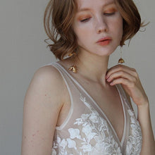 画像をギャラリービューアに読み込む, USAビンテージなフラワーパーツにゴールドデザイン ウエディングイヤリングwedding 【コクリコタッセル】