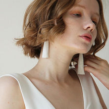 画像をギャラリービューアに読み込む, マットなクレイのお花モチーフが肌写りGood ウエディングピアスwedding 【ブランシュピアス】