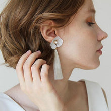 画像をギャラリービューアに読み込む, フラワーパーツにフサフサのタッセルがおしゃれ ウエディングイヤリングwedding 【クレアタッセル】