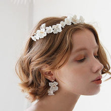 画像をギャラリービューアに読み込む, マットなクレイのお花モチーフが肌写りGood ウエディングピアスwedding 【ブランシュピアス】