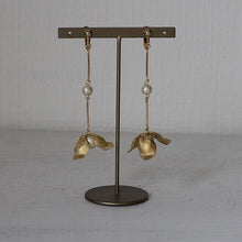 画像をギャラリービューアに読み込む, USAビンテージなフラワーパーツに旬のウェーブデザイン ウエディングイヤリングwedding 【コクリコウェーブ】