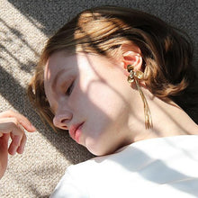 画像をギャラリービューアに読み込む, USAビンテージなフラワーパーツにゴールドデザイン ウエディングイヤリングwedding 【コクリコタッセル】