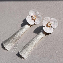 画像をギャラリービューアに読み込む, フラワーパーツにフサフサのタッセルがおしゃれ ウエディングイヤリングwedding 【クレアタッセル】