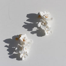 画像をギャラリービューアに読み込む, マットなクレイのお花モチーフが肌写りGood ウエディングピアスwedding 【ブランシュピアス】