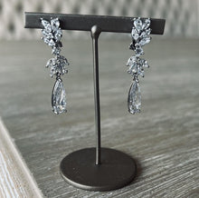 画像をギャラリービューアに読み込む, 程よいサイズのジルコニアイヤリング 揺れるタイプ ウエディングイヤリング/ピアス【キャリーイヤリング/ピアス】