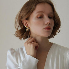 画像をギャラリービューアに読み込む, USAビンテージなフラワーパーツに旬のウェーブデザイン ウエディングイヤリングwedding 【コクリコウェーブ】