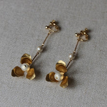 画像をギャラリービューアに読み込む, USAビンテージなフラワーパーツに旬のウェーブデザイン ウエディングイヤリングwedding 【コクリコウェーブ】